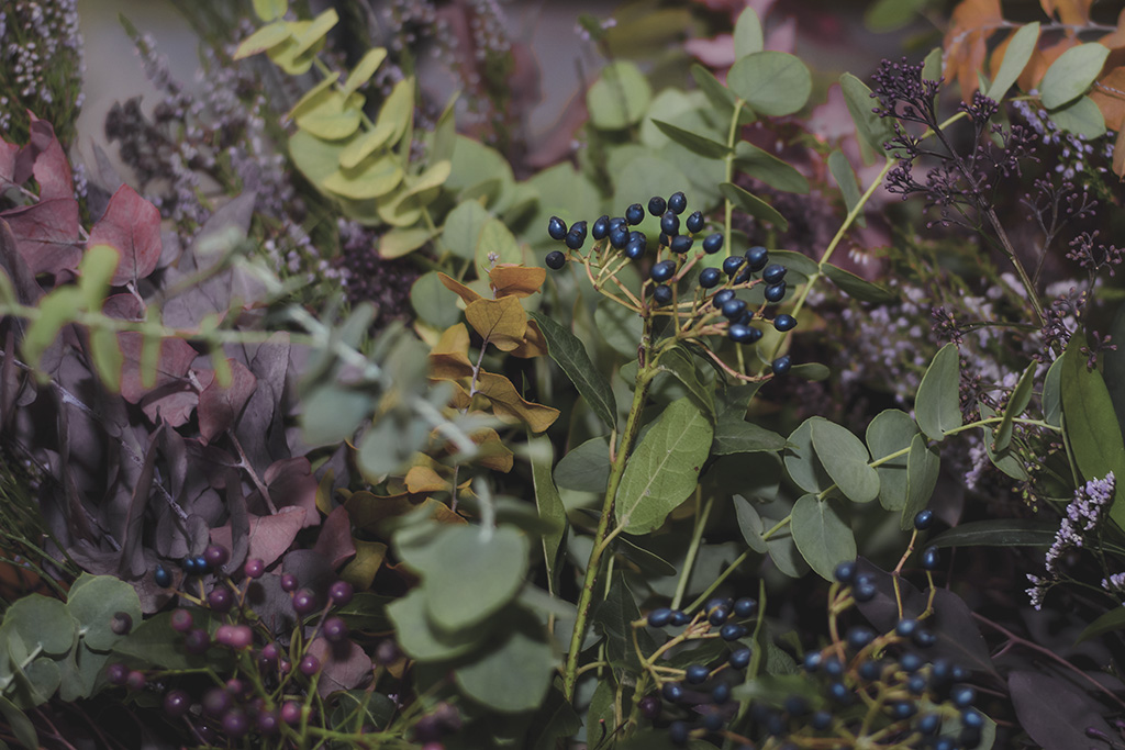 Trockenblumenstrauß in Lila-Tönen