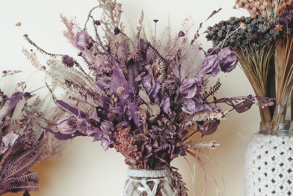 Trockenblumenstrauß in Lila-Tönen